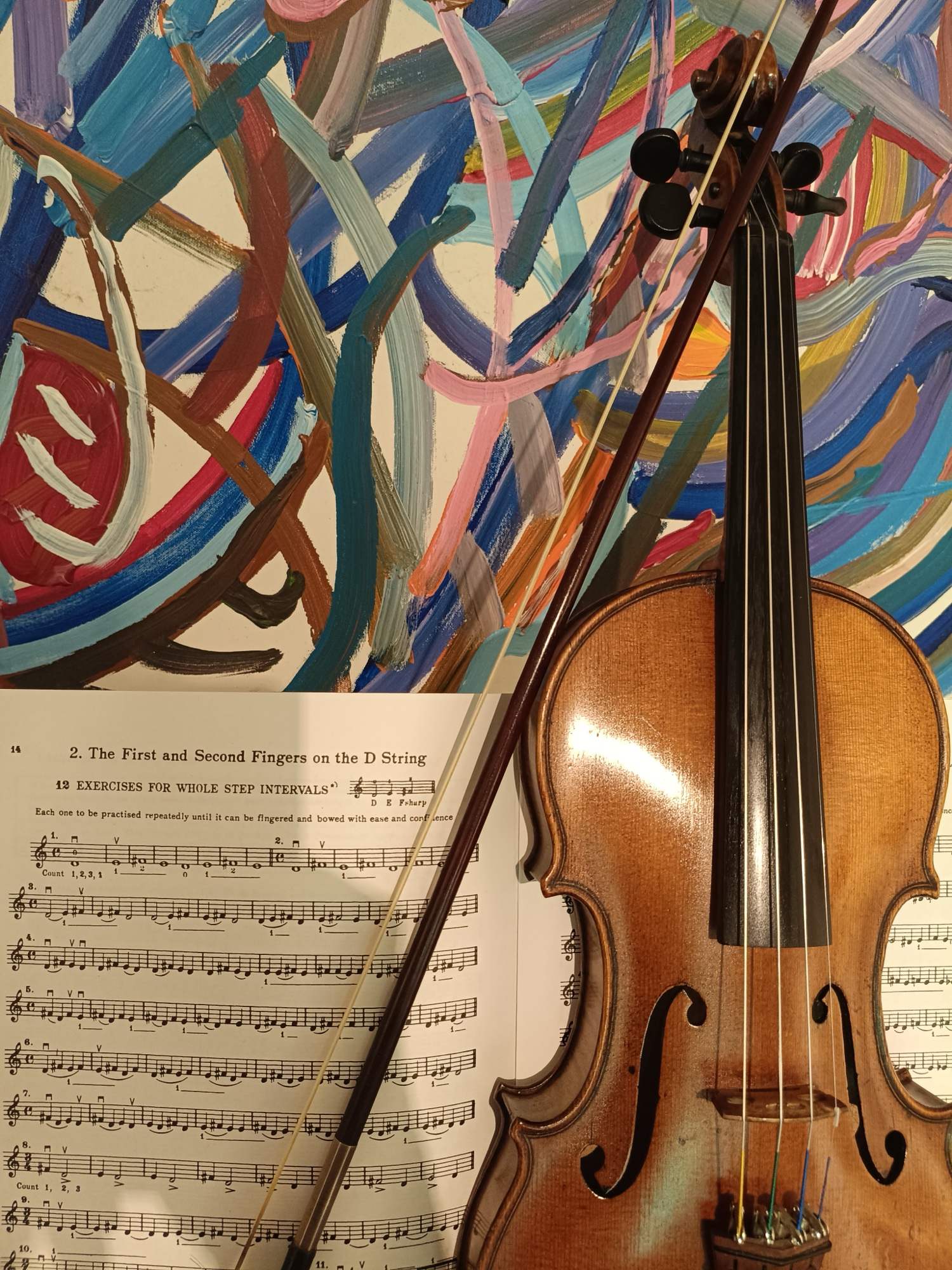 De viool van David De Henau op een muziekboek, voor een van zijn schilderijen